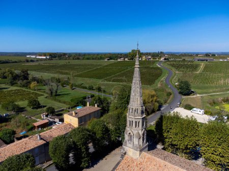 Vue aérienne sur le village et les vignobles de Sauternes, élaboration de vins Sauternes de dessert doux à partir de raisins de Semillon affectés par la pourriture noble Botrytis cinerea, Bordeaux, France
