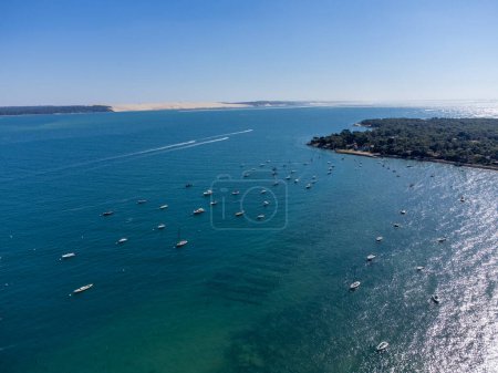 Luftaufnahme der Bucht von Arcachon mit vielen Fischerbooten und Austernfarmen in der Nähe von Le Phare du Cap Ferret, Halbinsel Cap Ferret, Frankreich, südwestlich von Bordeaux, an der französischen Atlantikküste bei schönem Wetter