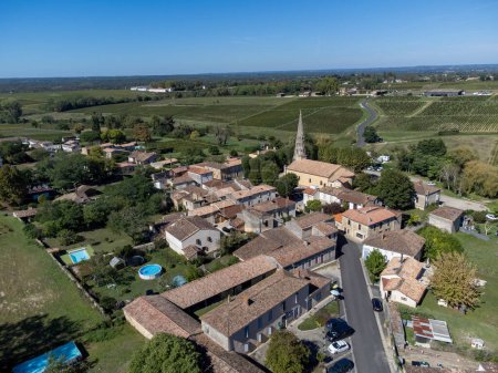 Luftaufnahme von Sauternes Dorf und Weinbergen, Herstellung von süßen Dessertweinen Sauternes aus Semillon-Trauben, die von Botrytis cinerea Edelfäule betroffen sind, Bordeaux, Frankreich