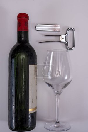 Korkenzieher zum Öffnen sehr alter Weinflaschen, zweizackiger Korkenzieher kann Stopper ohne Beschädigung herausziehen, auf weißem Hintergrund Kopierraum isoliert