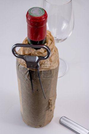 Korkenzieher zum Öffnen sehr alter Weinflaschen, zweizackiger Korkenzieher kann Stopper ohne Beschädigung herausziehen, auf weißem Hintergrund Kopierraum