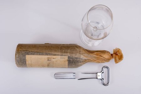 Korkenzieher zum Öffnen sehr alter Weinflaschen, zweizackiger Korkenzieher kann Stopper ohne Beschädigung herausziehen, auf weißem Hintergrund isoliert