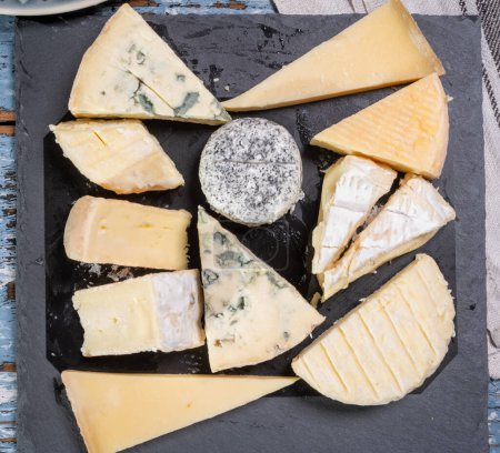 Placa degustación con muchos trozos pequeños de diferentes quesos franceses, variedad de quesos