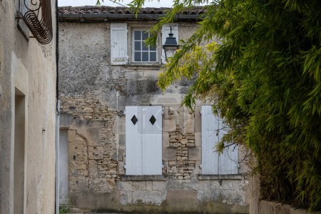 Blick auf alte Straßen und Häuser in Cognac Weißweinregion, Charente Region, Wandern in der Stadt Cognac mit starken Spirituosen Destillationsindustrie, Grand Champagne, Frankreich