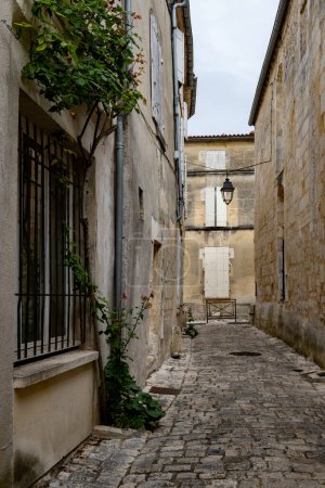 Blick auf alte Straßen und Häuser in Cognac Weißweinregion, Charente Region, Wandern in der Stadt Cognac mit starken Spirituosen Destillationsindustrie, Grand Champagne, Frankreich