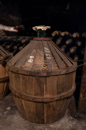 Procédé de vieillissement de l'eau-de-vie de cognac dans de vieux fûts de chêne noir français en cave dans une distillerie, région viticole blanche de Cognac, Charente, Segonzac, Grand Champagne, France