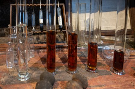 Procédé de mélange d'eau-de-vie de cognac et de vieux fûts de chêne noir en cave dans une ancienne distillerie familiale, région viticole blanche de cognac, Charente, Segonzac, Grand Champagne, France
