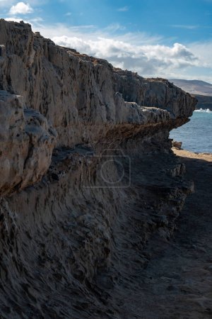 Rochers les plus anciens des îles Canaries dans le réseau de grottes dans la ville d'Ajuy, au nord de Pajara, merveille géologique se compose de substrats sédimentaires formés dans l'océan profond, période du Crétacé