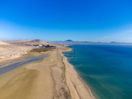 Vue aérienne sur les dunes de sable et l'eau turquoise bleue de la plage de Sotavento, Costa Calma, Fuerteventura, Îles Canaries, Espagne en hiver