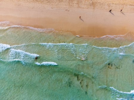 Foto de Caleta del bajo, corralejo grandes playas playas de arena blanca con agua azul cerca de la ciudad turística de Corralejo en el norte de Fuerteventura, Islas Canarias, España - Imagen libre de derechos