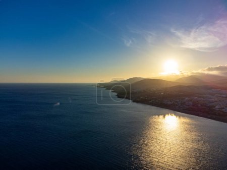 Téléchargez les photos : Vue sur l'Aeriav sur les dunes sablonneuses, la plage et la Costa Calma, Fuerteventura, îles Canaries, Espagne en hiver, coucher de soleil - en image libre de droit