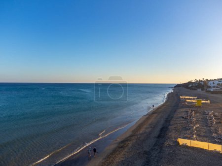 Foto de Vista aérea sobre dunas de arena, playa y Costa Calma, Fuerteventura, Islas Canarias, España en invierno, puesta de sol - Imagen libre de derechos