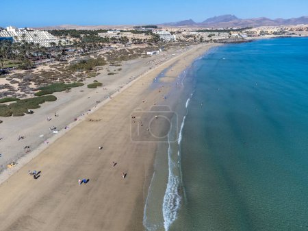 Foto de Vista aérea sobre dunas de arena, playa y Costa Calma, Fuerteventura, Islas Canarias, España en invierno, día de invierno soleado - Imagen libre de derechos