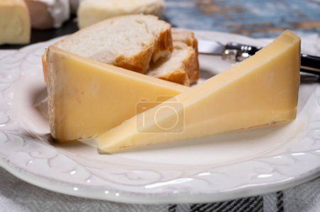 Französischer Käse Comte, drei Sorten 1 Jahr gereift Prestige, fruchtig aromatisiert Fruit und Vieille Reserve aus nächster Nähe