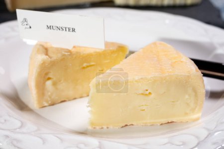 Munster gerome Queso francés, queso suave de olor fuerte con sabor sutil, hecho principalmente de leche producida por primera vez en las montañas de los Vosgos, de cerca