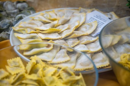 Polenta e Osei di Bergamo Alta la más famosa especialidad dulce de la cocina bergamasca a base de bizcocho, chocolate, mantequilla, cremas de avellana y ron