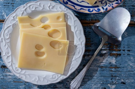 Polenta e Osei di Bergamo Alta berühmteste süße Spezialität der Bergamos-Küche aus Biskuitteig, Schokolade, Butter, Haselnusscreme und Rum