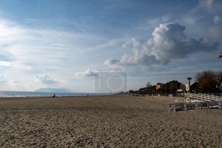 Vista sobre la playa de arena de Terracina, bahía del mar Tirreno, antigua ciudad italiana en provincia Latina en invierno, Italia