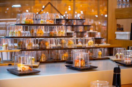 Japanische Küche, modernes Restaurant mit Sushi, Sashimi und anderen japanischen Gerichten, serviert auf einem beweglichen Band quer durch das Restaurant, Selbstbedienungs-Lunch-Café