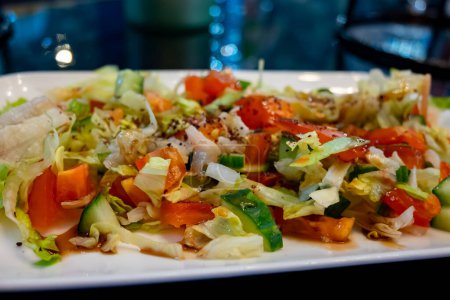 Ensalada de verduras frescas verdes para carne de parrilla mixta turca, alas de pollo, cordero, shashlik de carne de res, kebab en el restaurante