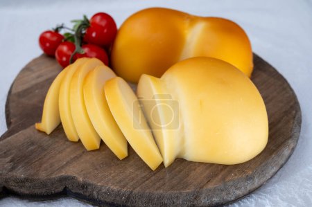 Colección de queso, scamorza de queso italiano, caciocavallo, provolone hecho de leche de vaca en el sur de Italia queso ahumado amarillo de cerca