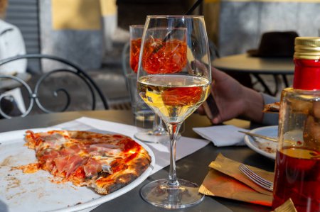 Ein Glas kalten, trockenen Weißweins im Freien in einem Café in Bellagio, Comer See, Italien, sonniger Frühlingstag