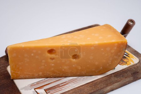 Colección de quesos holandeses muy viejos 1000 días quesos duros maduros hechos de leche de vaca en los Países Bajos de cerca