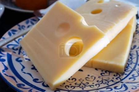 Schweizer Käsesorte, gelber Emmentaler oder Emmentaler mit runden Löchern in Großaufnahme