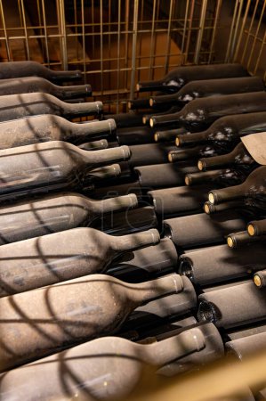 Lagerung von Weinflaschen im unterirdischen Keller zur Aufbewahrung exklusiver Weine, Weinanbaugebiet Saint-Emilion, Rotweintrauben der Cru-Klasse Merlot oder Cabernet Sauvignon, Frankreich, Bordeaux