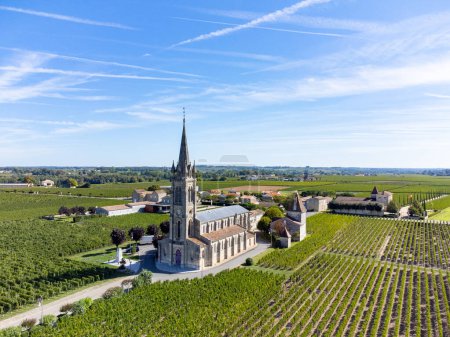 Luftaufnahme von Pomerol Dorf, Produktion von rotem Bordeaux Wein, Merlot oder Cabernet Sauvignon Rotweintrauben auf Weinbergen der Cru-Klasse in Pomerol, Weinanbaugebiet Saint-Emilion, Frankreich, Bordeaux