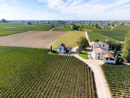 Vista aérea del pueblo de Pomerol, producción de vino tinto de Burdeos, uvas tintas de Merlot o Cabernet Sauvignon en viñedos de clase cru en Pomerol, región vinícola de Saint-Emilion, Francia, Burdeos