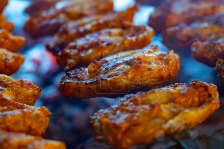 Gemischtes türkisches Grillfleisch, Chicken Wings, Lamm, Schaschlik vom Rind, Dönerspieß auf Holzkohlegrill im Restaurant in Istanbul