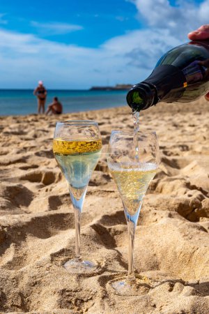 Verser une coupe de champagne en vacances, au sud de Fuerteventura, îles Canaries, océan bleu, montagnes, Espagne