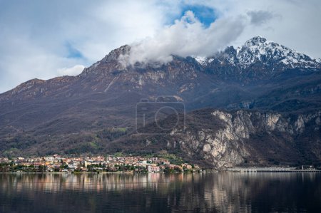 Autofahren am Ufer des Comer Sees in Norditalien, sonnige Frühlingstage, Aussicht auf Berge, Wasser und Dörfer