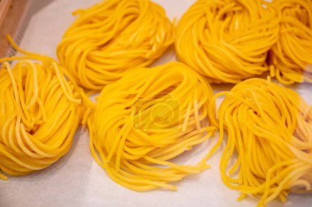Italienische Küche, frische hausgemachte gelbe Pasta mit kochfertigen Eiern, Mailand, Lombardei, Italien
