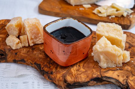 Degustación de 24 y 48 meses de crianza en cuevas queso duro parmesano italiano de Parmigiano-Reggiano, Italia y vinagre balsámico de Módena