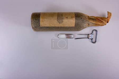 Korkenzieher zum Öffnen sehr alter Weinflaschen, zweizackiger Korkenzieher kann Stopper ohne Beschädigung herausziehen, auf weißem Hintergrund isoliert