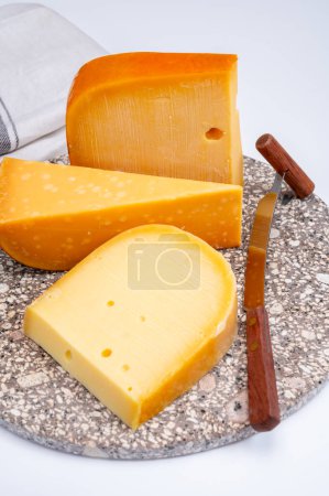Colección de quesos, quesos duros maduros holandeses elaborados con leche de vaca en los Países Bajos de cerca