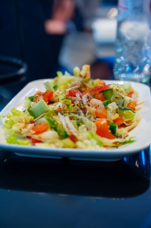 Grüner Salat mit frischem Gemüse für gemischtes türkisches Grillfleisch, Chicken Wings, Lamm, Schaschlik vom Rind, Dönerspieß im Restaurant
