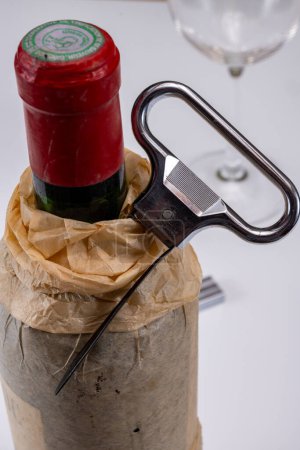 tire-bouchon pour l'ouverture de très vieilles bouteilles de vin vintage, extracteur de liège à deux branches peut extraire bouchon sans dommage, sur fond blanc espace de copie