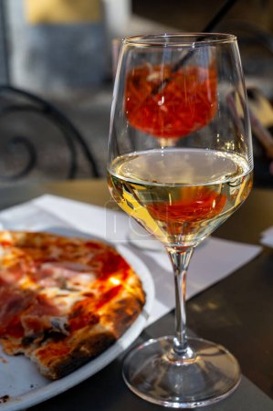 Ein Glas kalten, trockenen Weißweins im Freien in einem Café in Bellagio, Comer See, Italien, sonniger Frühlingstag