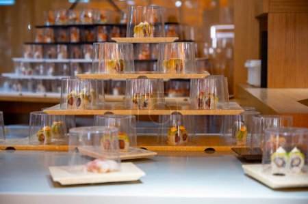 Kuchnia japońska, nowoczesna restauracja z sushi, sashimi i inne dania kuchni japońskiej serwowane na ruchomy pas całej restauracji, samoobsługowa kawiarnia obiadowa