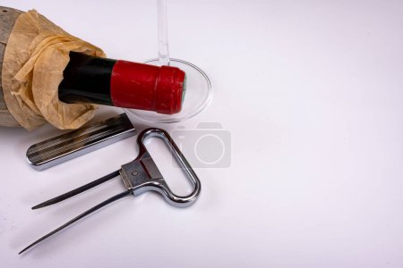 Sacacorchos para la apertura de botellas vintage muy antiguas de vino, extractor de corcho de doble punta puede extraer stopvper sin daños, en el espacio de copia de fondo blanco