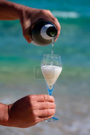 Verser une coupe de champagne en vacances, au sud de Fuerteventura, îles Canaries, océan bleu, montagnes, Espagne