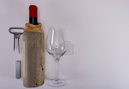 tire-bouchon pour l'ouverture de très vieilles bouteilles de vin vintage, extracteur de liège à deux branches peut extraire bouchon sans dommage, sur fond blanc espace de copie isolé
