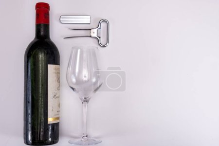 Korkenzieher zum Öffnen sehr alter Weinflaschen, zweizackiger Korkenzieher kann Stopper ohne Beschädigung herausziehen, auf weißem Hintergrund Kopierraum isoliert