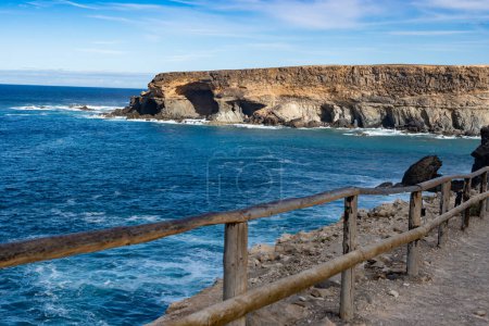 Westküste der Insel Fuerteventura. Blick auf blaues Wasser und schwarze vulkanische Höhlen des Dorfes Ajuy, Kanarische Inseln, Spanien.