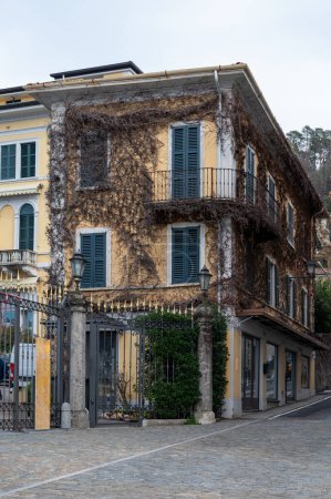 Destino turístico pequeño pueblo medieval de Bellagio con calles estrechas y colinas y villas de lujo, destino de vacaciones en el lago de Como, Italia en primavera
