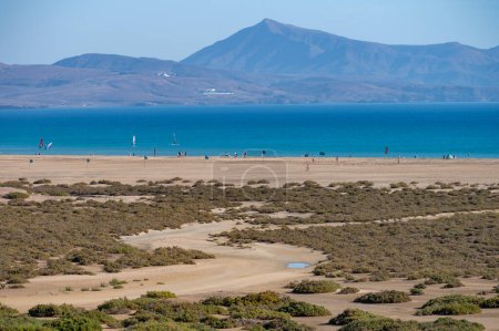 Foto de Dunas de arena y aguas azul turquesa de la playa de Sotavento, Costa Calma, Fuerteventura, Islas Canarias, España en invierno - Imagen libre de derechos