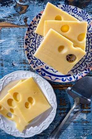 Collection de fromage suisse, emmental jaune ou emmental avec trous ronds tranchés gros plan